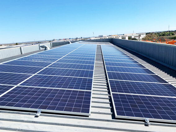 placas solares en su planta industrial